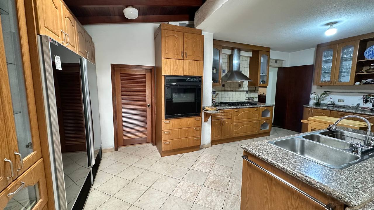 Macaracuay-Casa-Cocina (4) Casa Quinta en Venta en Macaracuay, Caracas – 687m², 7 Habitaciones, 5 Baños y 4 Puestos de Estacionamiento