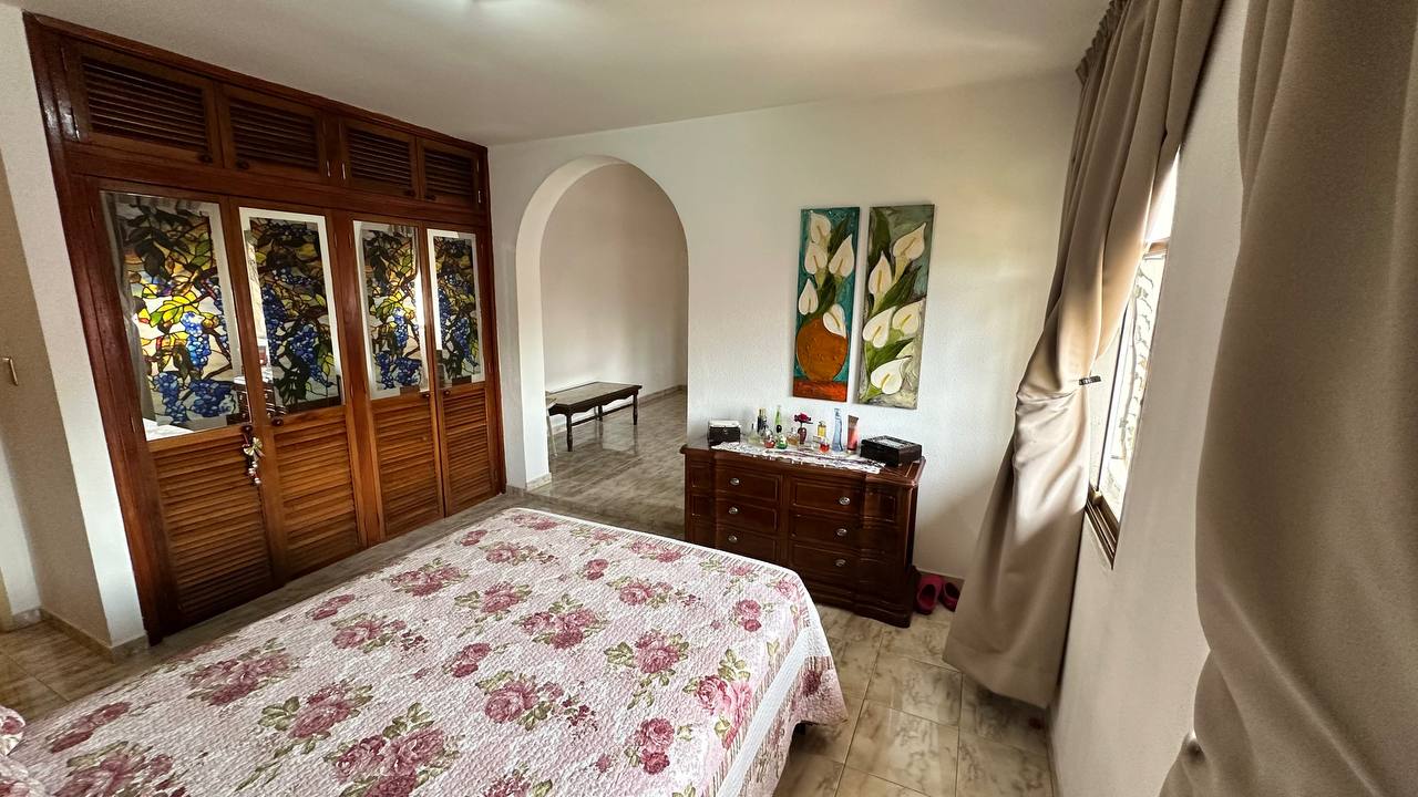 Macaracuay-Casa-Dormitorio (2) Casa Quinta en Venta en Macaracuay, Caracas – 687m², 7 Habitaciones, 5 Baños y 4 Puestos de Estacionamiento