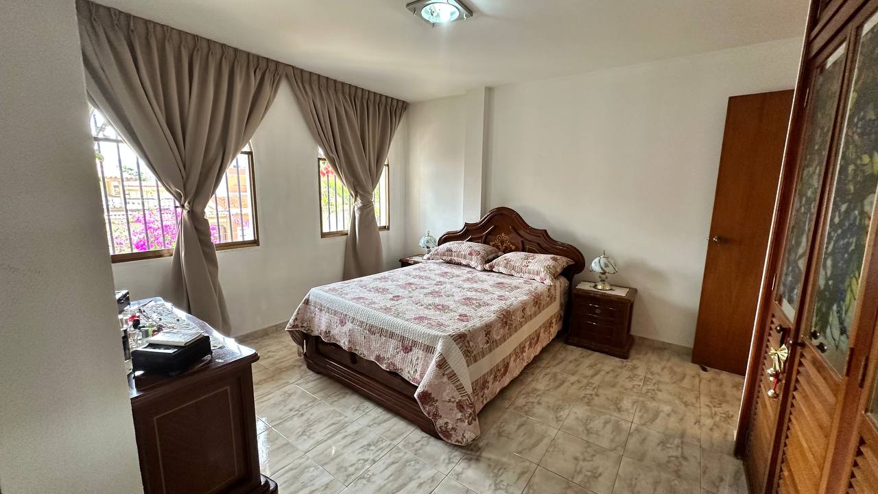 Macaracuay-Casa-Dormitorio (3) Casa Quinta en Venta en Macaracuay, Caracas – 687m², 7 Habitaciones, 5 Baños y 4 Puestos de Estacionamiento