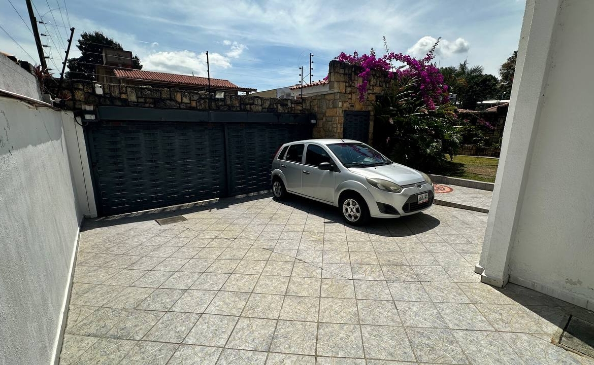 Casa Quinta en Venta en Macaracuay, Caracas – 687m², 7 Habitaciones, 5 Baños y 4 Puestos de Estacionamiento
