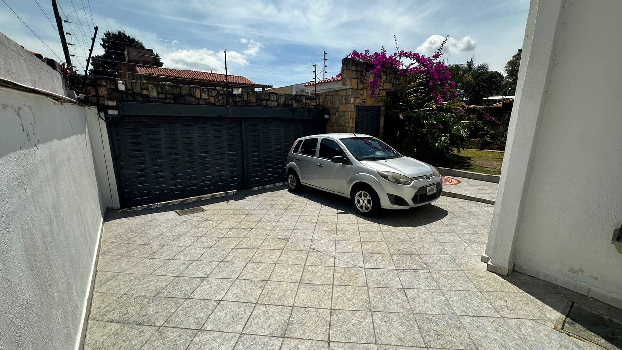 Macaracuay-Casa-Estacionamiento Casa Quinta en Venta en Macaracuay, Caracas – 687m², 7 Habitaciones, 5 Baños y 4 Puestos de Estacionamiento