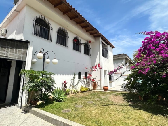 Casa Quinta en Venta en Macaracuay, Caracas – 687m², 7 Habitaciones, 5 Baños y 4 Puestos de Estacionamiento