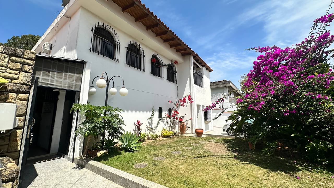 Macaracuay-Casa-Fachada (2) Casa Quinta en Venta en Macaracuay, Caracas – 687m², 7 Habitaciones, 5 Baños y 4 Puestos de Estacionamiento