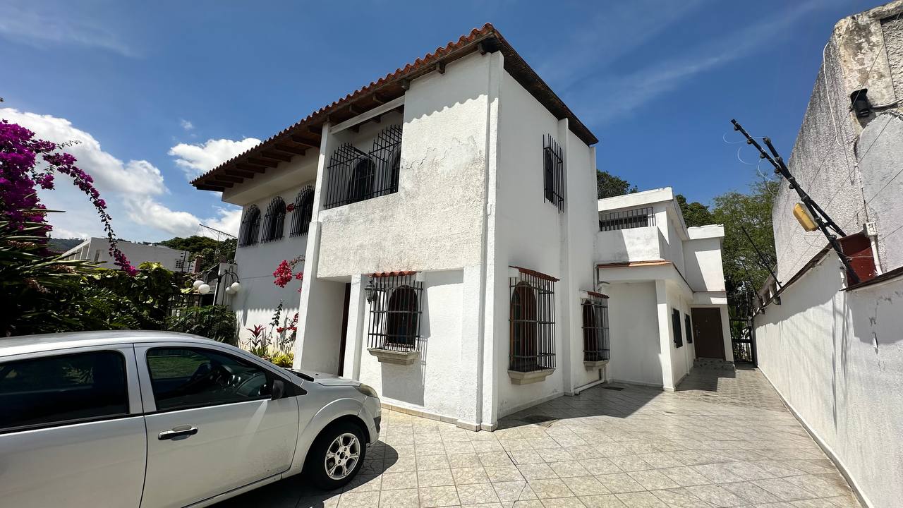 Macaracuay-Casa-Fachada (4) Casa Quinta en Venta en Macaracuay, Caracas – 687m², 7 Habitaciones, 5 Baños y 4 Puestos de Estacionamiento