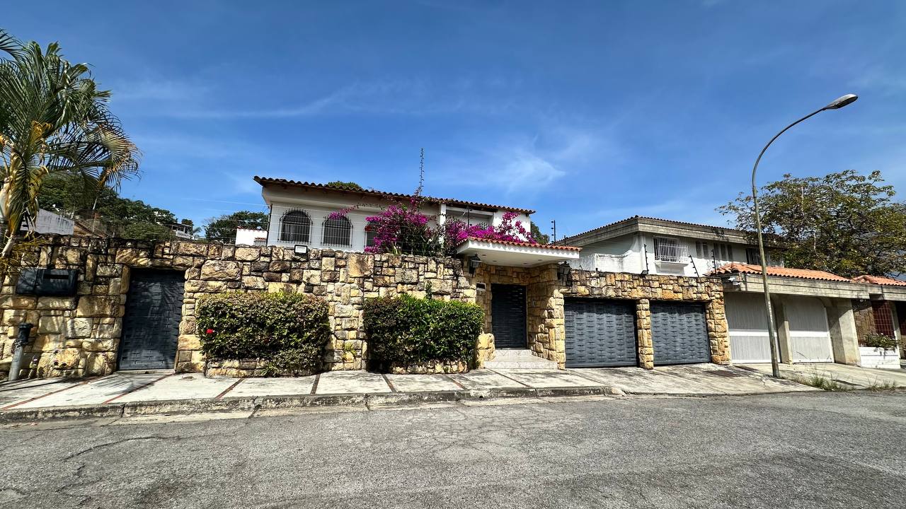 Macaracuay-Casa-Fachada Casa Quinta en Venta en Macaracuay, Caracas – 687m², 7 Habitaciones, 5 Baños y 4 Puestos de Estacionamiento