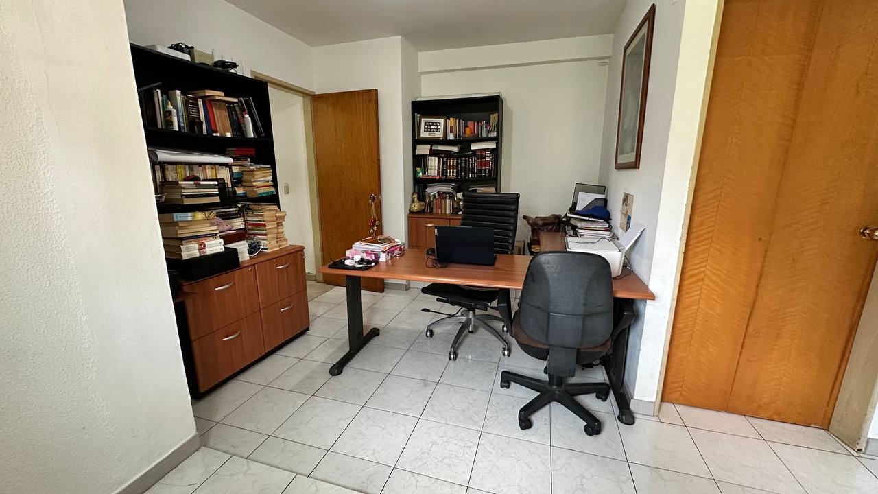 Macaracuay-Casa-Oficina Casa Quinta en Venta en Macaracuay, Caracas – 687m², 7 Habitaciones, 5 Baños y 4 Puestos de Estacionamiento