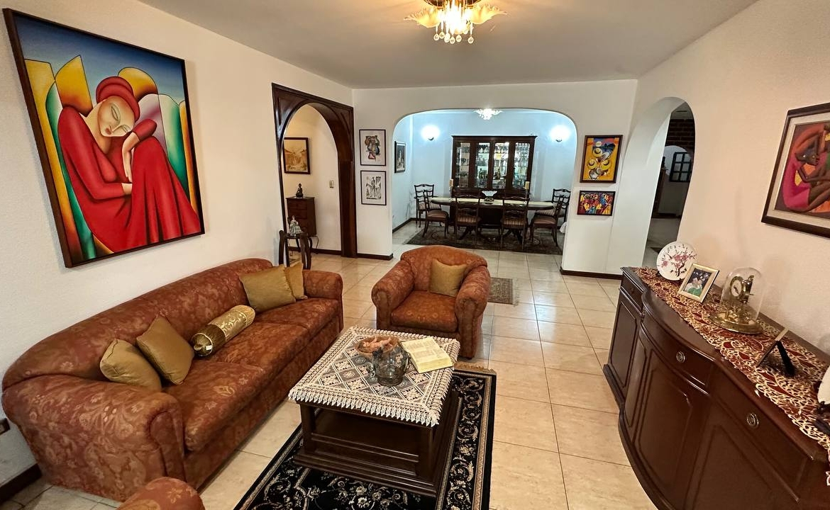 Casa Quinta en Venta en Macaracuay, Caracas – 687m², 7 Habitaciones, 5 Baños y 4 Puestos de Estacionamiento