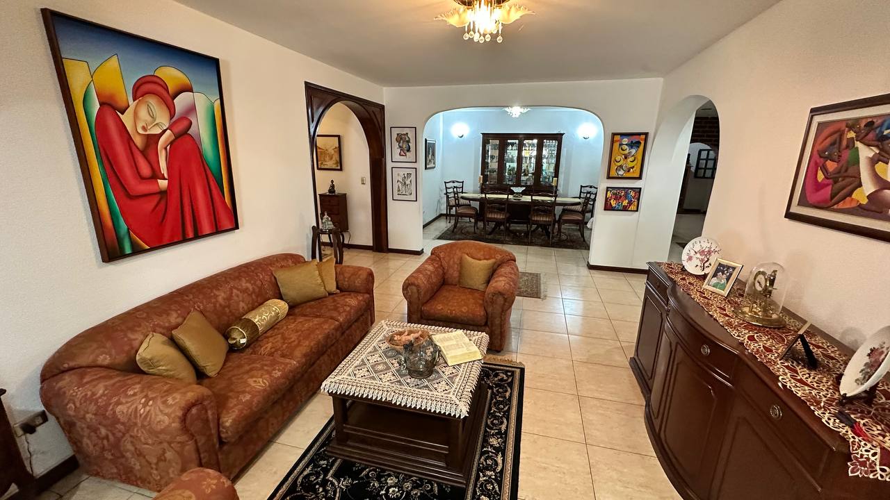 Macaracuay-Casa-Sala (4) Casa Quinta en Venta en Macaracuay, Caracas – 687m², 7 Habitaciones, 5 Baños y 4 Puestos de Estacionamiento