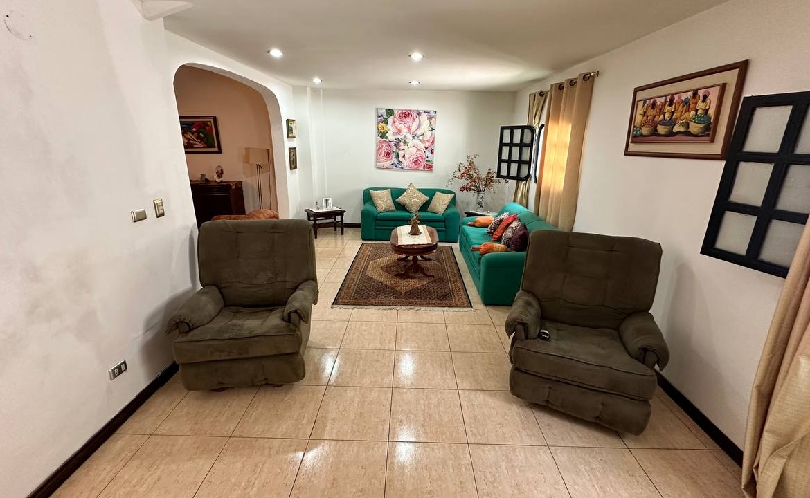Casa Quinta en Venta en Macaracuay, Caracas – 687m², 7 Habitaciones, 5 Baños y 4 Puestos de Estacionamiento