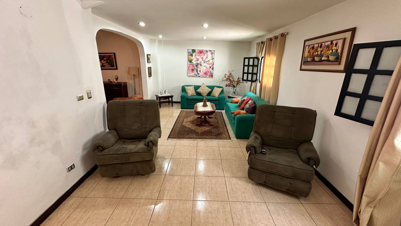 Macaracuay-Casa-Sala (5) Casa Quinta en Venta en Macaracuay, Caracas – 687m², 7 Habitaciones, 5 Baños y 4 Puestos de Estacionamiento