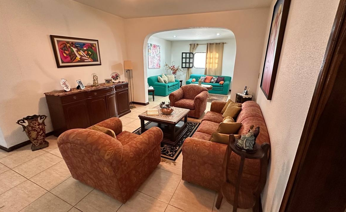 Casa Quinta en Venta en Macaracuay, Caracas – 687m², 7 Habitaciones, 5 Baños y 4 Puestos de Estacionamiento