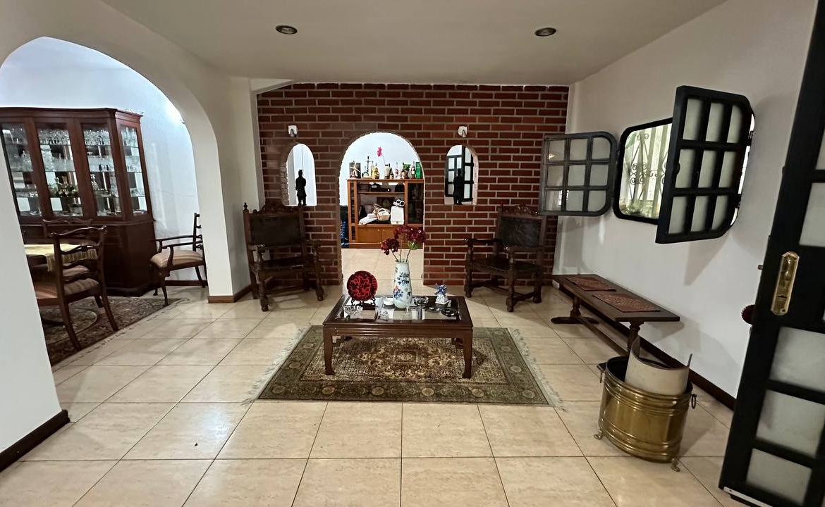 Casa Quinta en Venta en Macaracuay, Caracas – 687m², 7 Habitaciones, 5 Baños y 4 Puestos de Estacionamiento