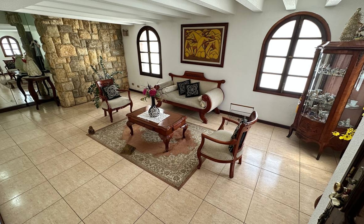 Casa Quinta en Venta en Macaracuay, Caracas – 687m², 7 Habitaciones, 5 Baños y 4 Puestos de Estacionamiento
