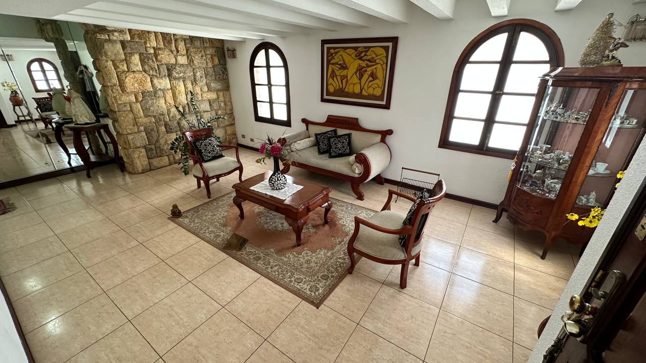 Macaracuay-Casa-Sala (9) Casa Quinta en Venta en Macaracuay, Caracas – 687m², 7 Habitaciones, 5 Baños y 4 Puestos de Estacionamiento