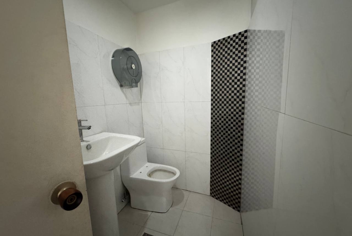 Oficina en Alquiler en Plaza Venezuela, Caracas – 191m², 1 Baño y Estacionamiento Público