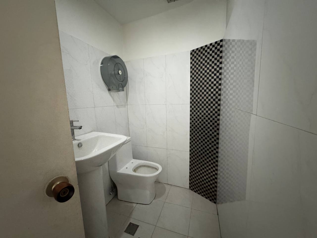 Plaza Venezuela-Domus-Baño Oficina en Alquiler en Plaza Venezuela, Caracas – 191m², 1 Baño y Estacionamiento Público