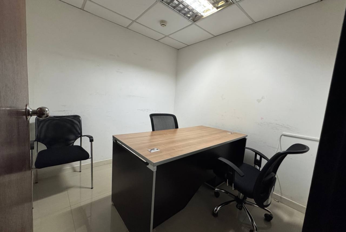 Oficina en Alquiler en Plaza Venezuela, Caracas – 191m², 1 Baño y Estacionamiento Público