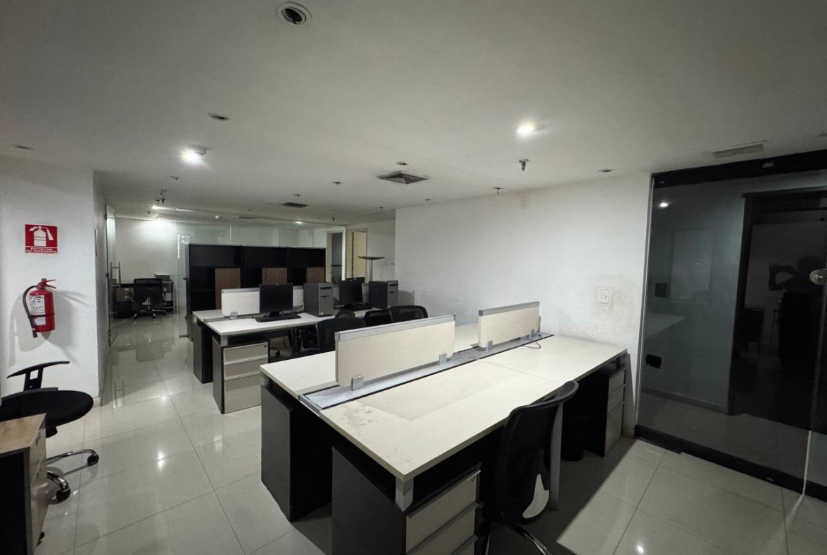 Oficina en Alquiler en Plaza Venezuela, Caracas – 191m², 1 Baño y Estacionamiento Público