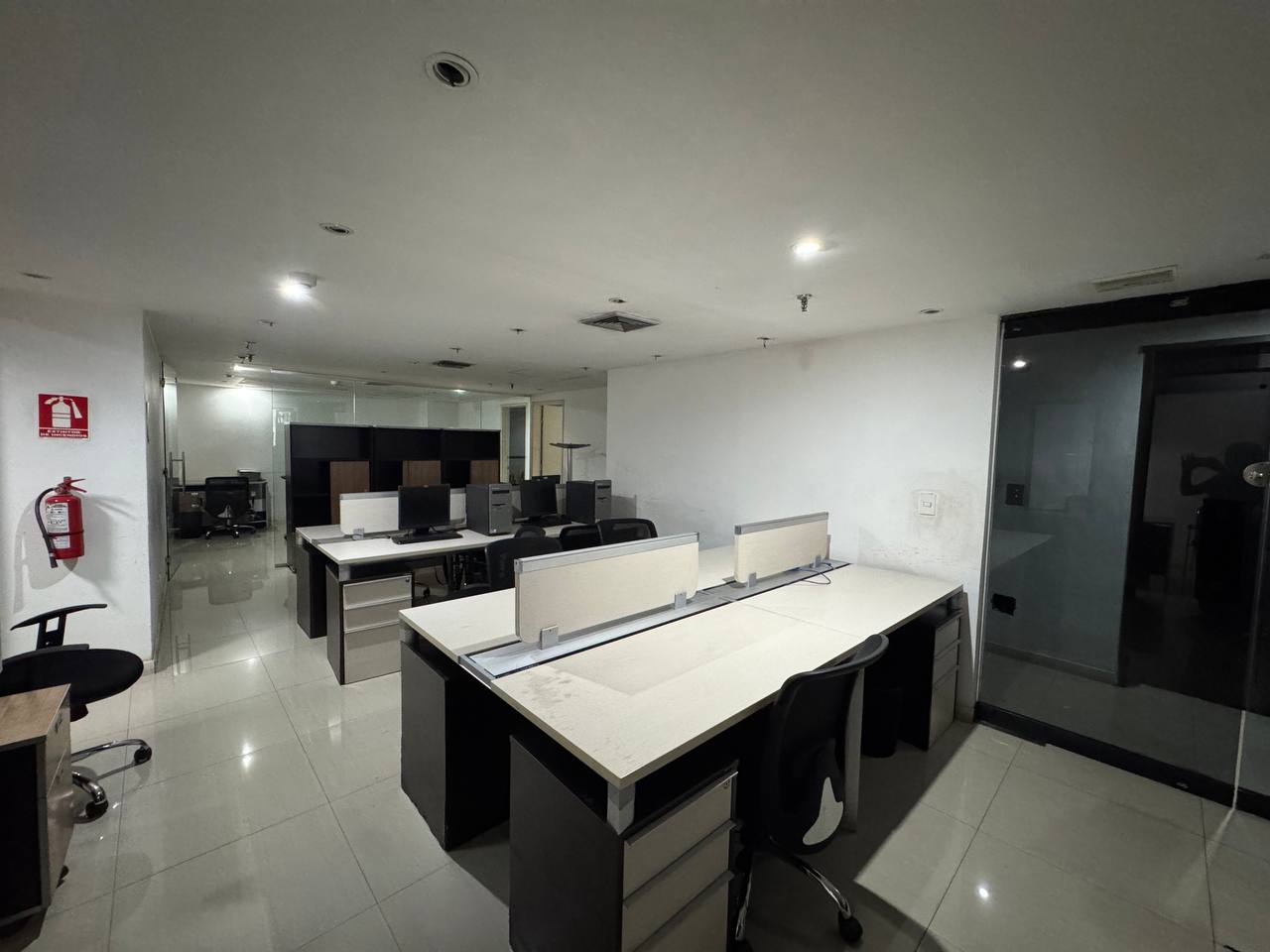 Plaza Venezuela-Domus-Vista (11) Oficina en Alquiler en Plaza Venezuela, Caracas – 191m², 1 Baño y Estacionamiento Público