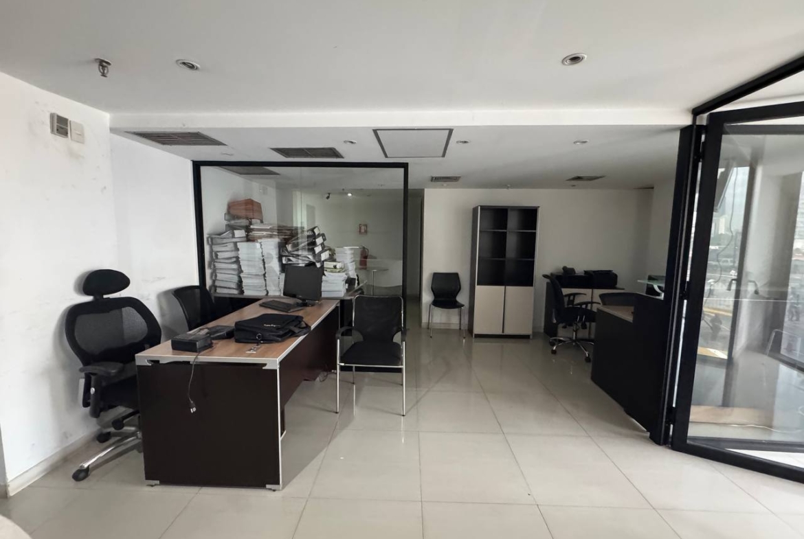 Oficina en Alquiler en Plaza Venezuela, Caracas – 191m², 1 Baño y Estacionamiento Público