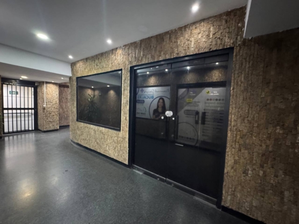 Oficina en Alquiler en Plaza Venezuela, Caracas – 191m², 1 Baño y Estacionamiento Público