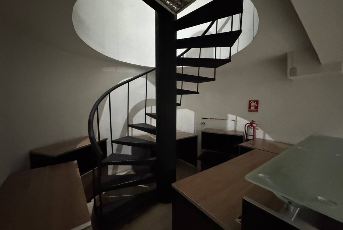 Oficina en Alquiler en Plaza Venezuela, Caracas – 191m², 1 Baño y Estacionamiento Público