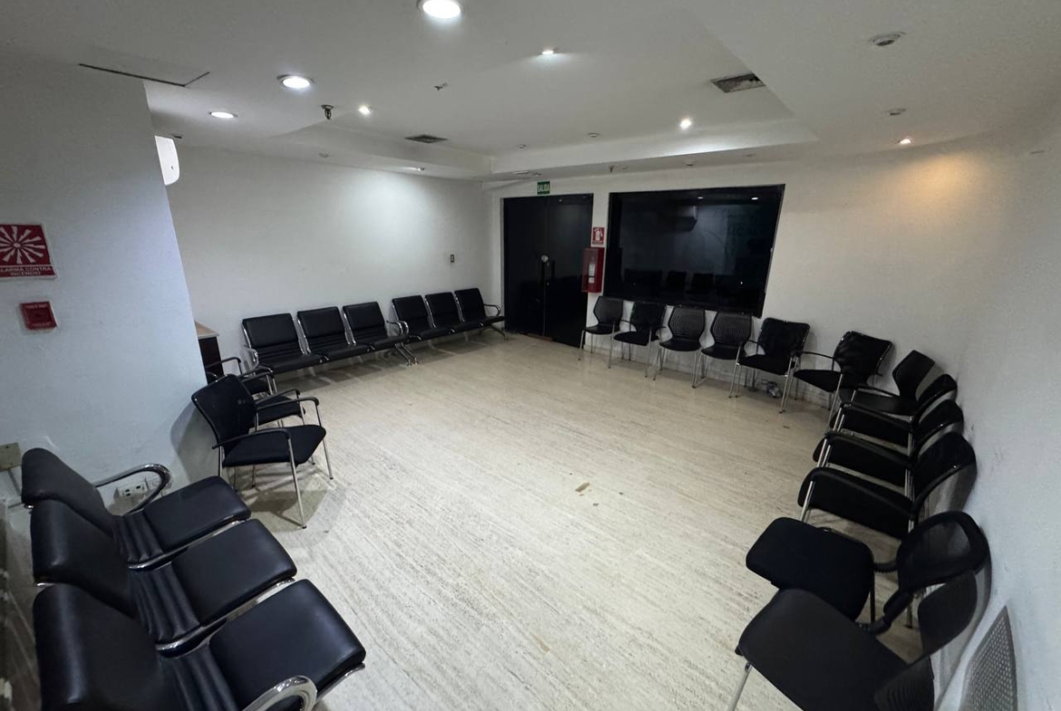 Oficina en Alquiler en Plaza Venezuela, Caracas – 191m², 1 Baño y Estacionamiento Público