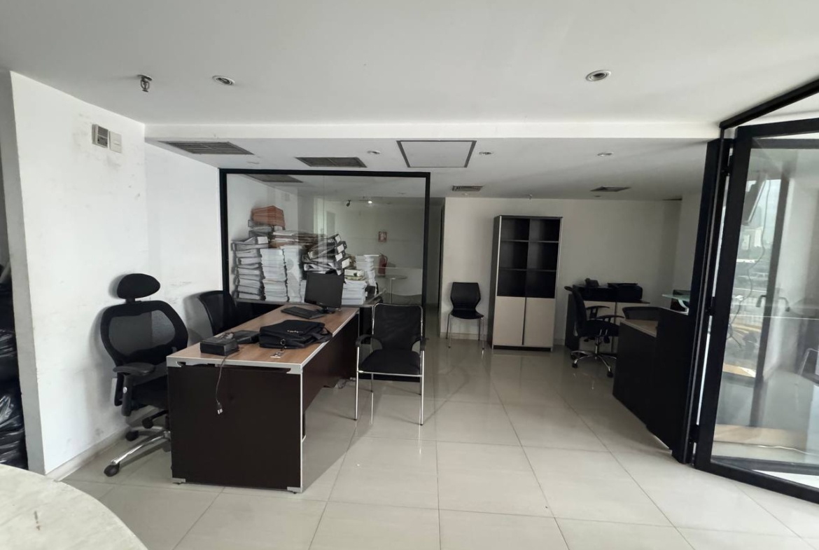 Oficina en Alquiler en Plaza Venezuela, Caracas – 191m², 1 Baño y Estacionamiento Público
