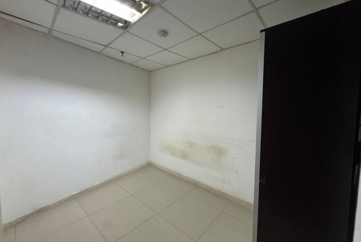 Oficina en Alquiler en Plaza Venezuela, Caracas – 191m², 1 Baño y Estacionamiento Público