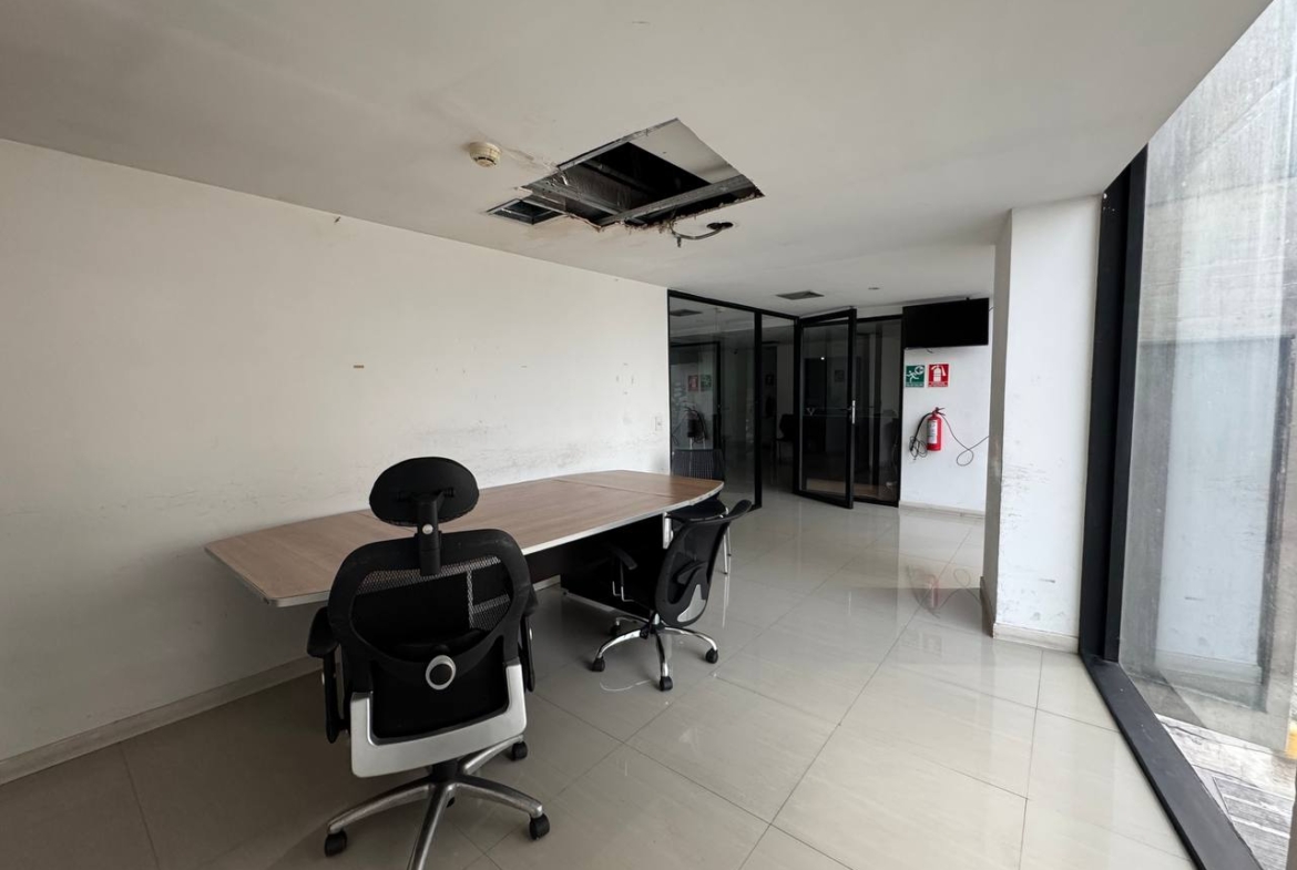 Oficina en Alquiler en Plaza Venezuela, Caracas – 191m², 1 Baño y Estacionamiento Público