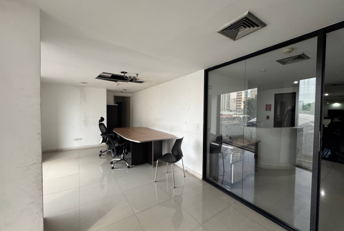Oficina en Alquiler en Plaza Venezuela, Caracas – 191m², 1 Baño y Estacionamiento Público