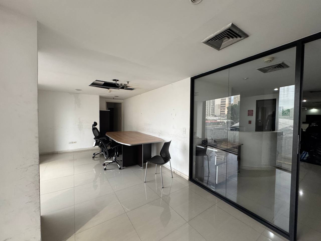 Plaza Venezuela-Domus-Vista (5) Oficina en Alquiler en Plaza Venezuela, Caracas – 191m², 1 Baño y Estacionamiento Público