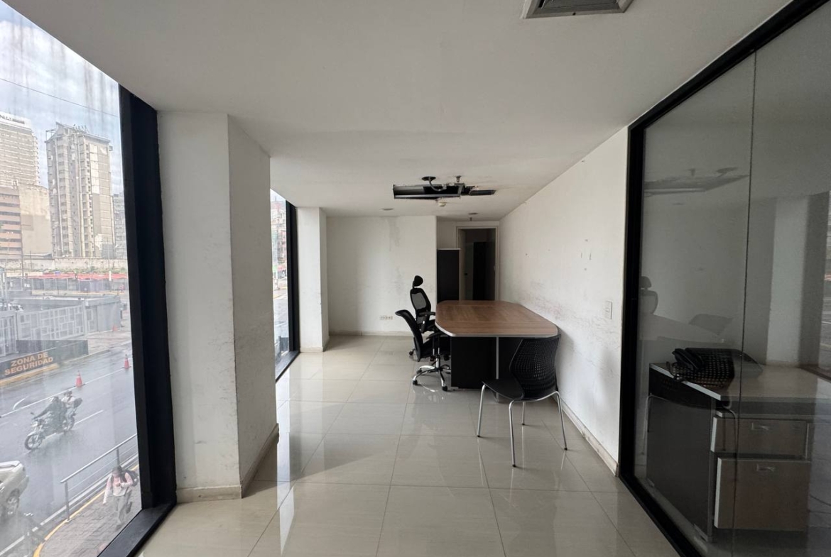 Oficina en Alquiler en Plaza Venezuela, Caracas – 191m², 1 Baño y Estacionamiento Público