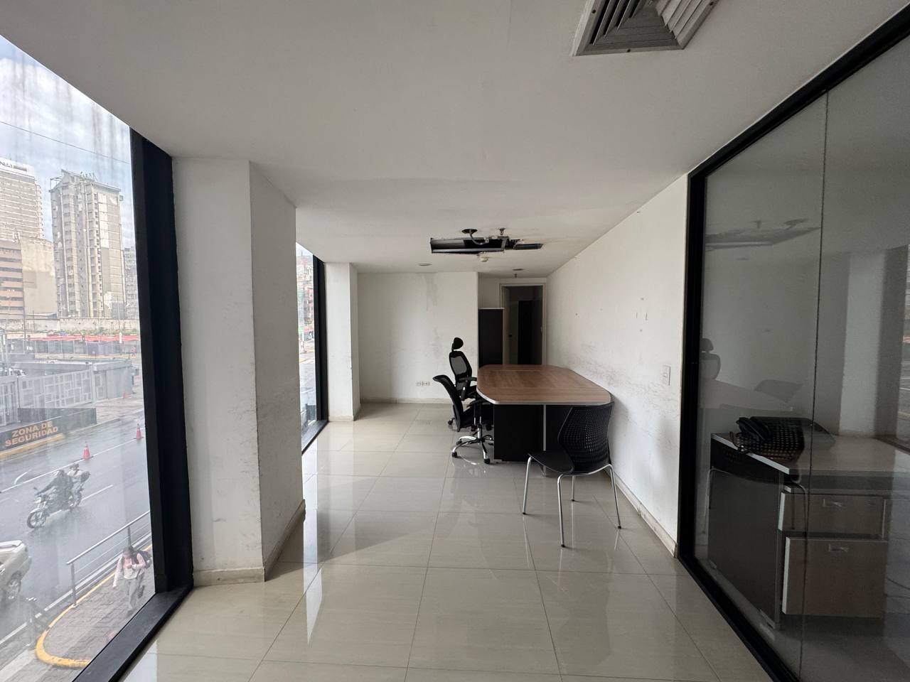 Plaza Venezuela-Domus-Vista (6) Oficina en Alquiler en Plaza Venezuela, Caracas – 191m², 1 Baño y Estacionamiento Público