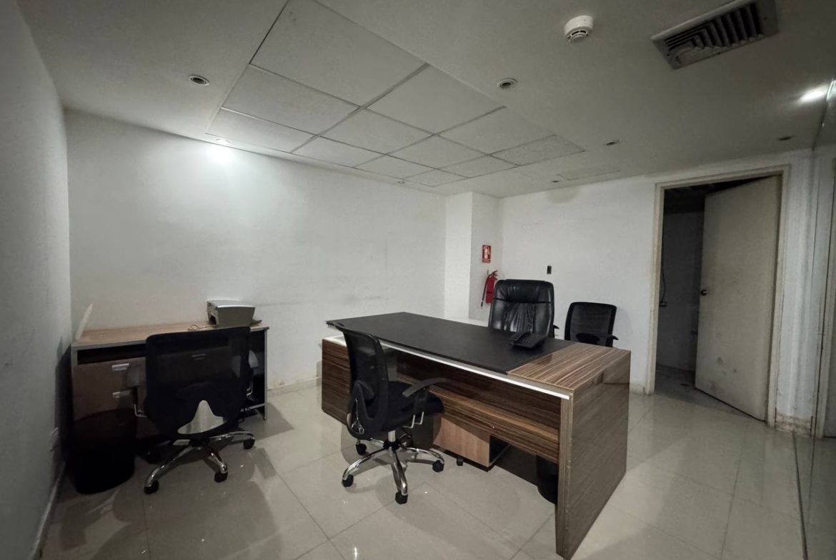 Oficina en Alquiler en Plaza Venezuela, Caracas – 191m², 1 Baño y Estacionamiento Público
