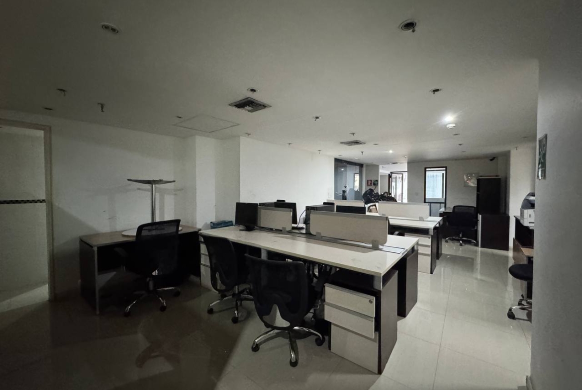 Oficina en Alquiler en Plaza Venezuela, Caracas – 191m², 1 Baño y Estacionamiento Público