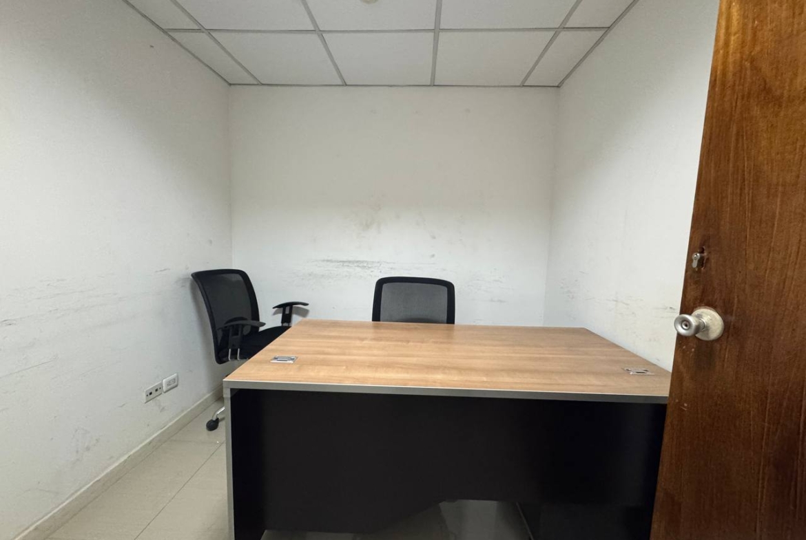 Oficina en Alquiler en Plaza Venezuela, Caracas – 191m², 1 Baño y Estacionamiento Público