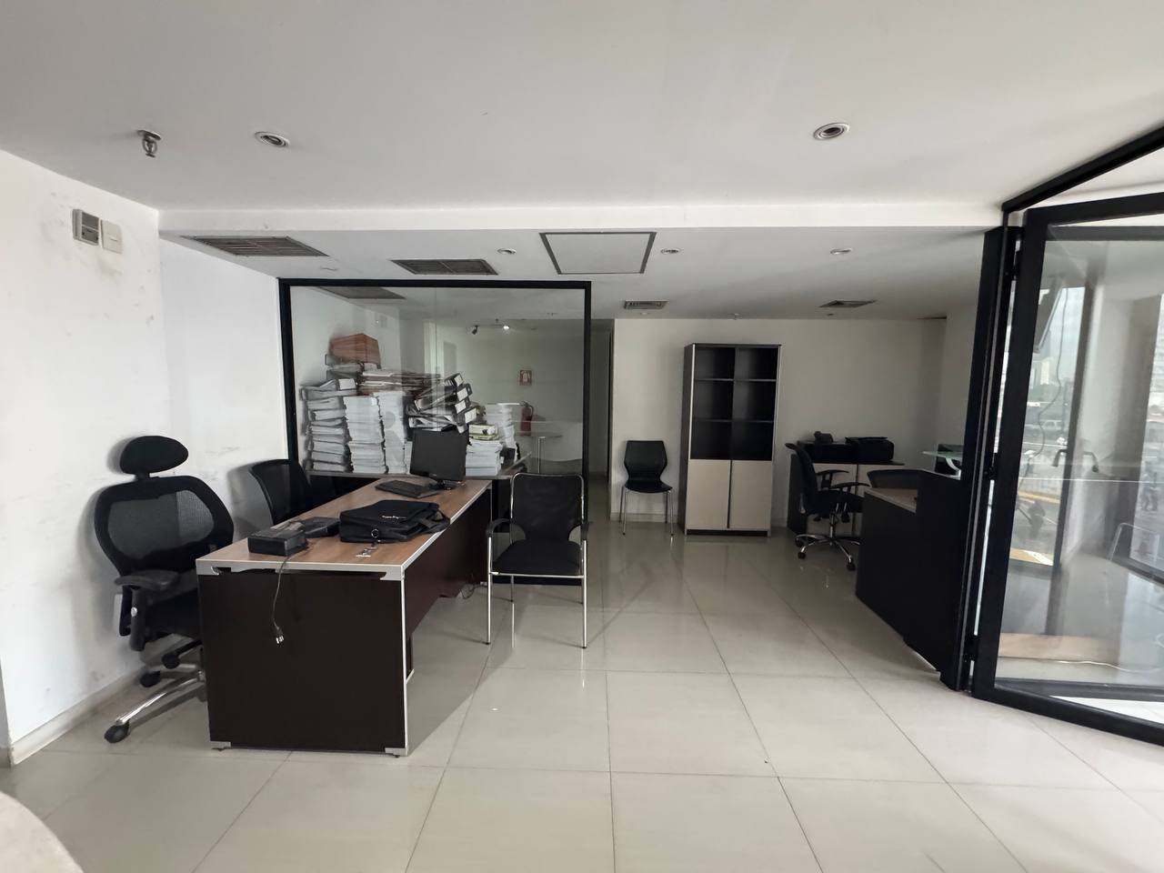 Plaza Venezuela-Domus-Vista Oficina en Alquiler en Plaza Venezuela, Caracas – 191m², 1 Baño y Estacionamiento Público