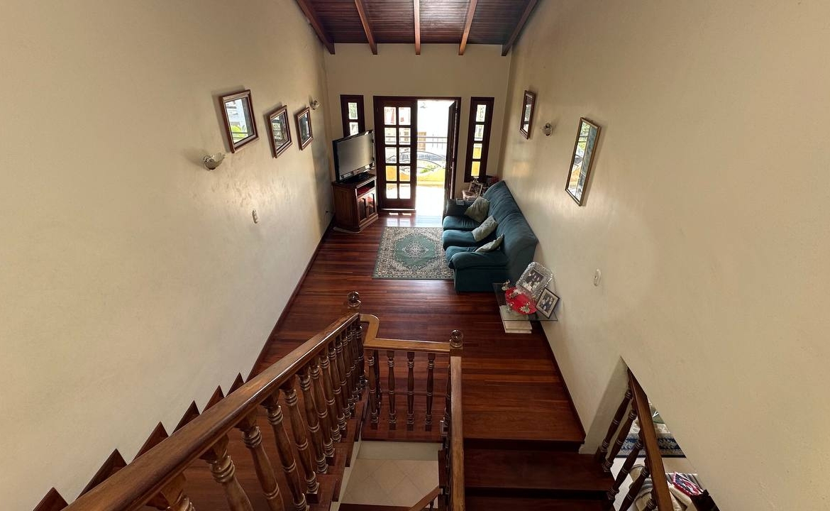 Casa en Venta en Club de Campo, San Antonio de Los Altos – 704m², 6 Habitaciones, 3 Baños y 4 Puestos de Estacionamiento