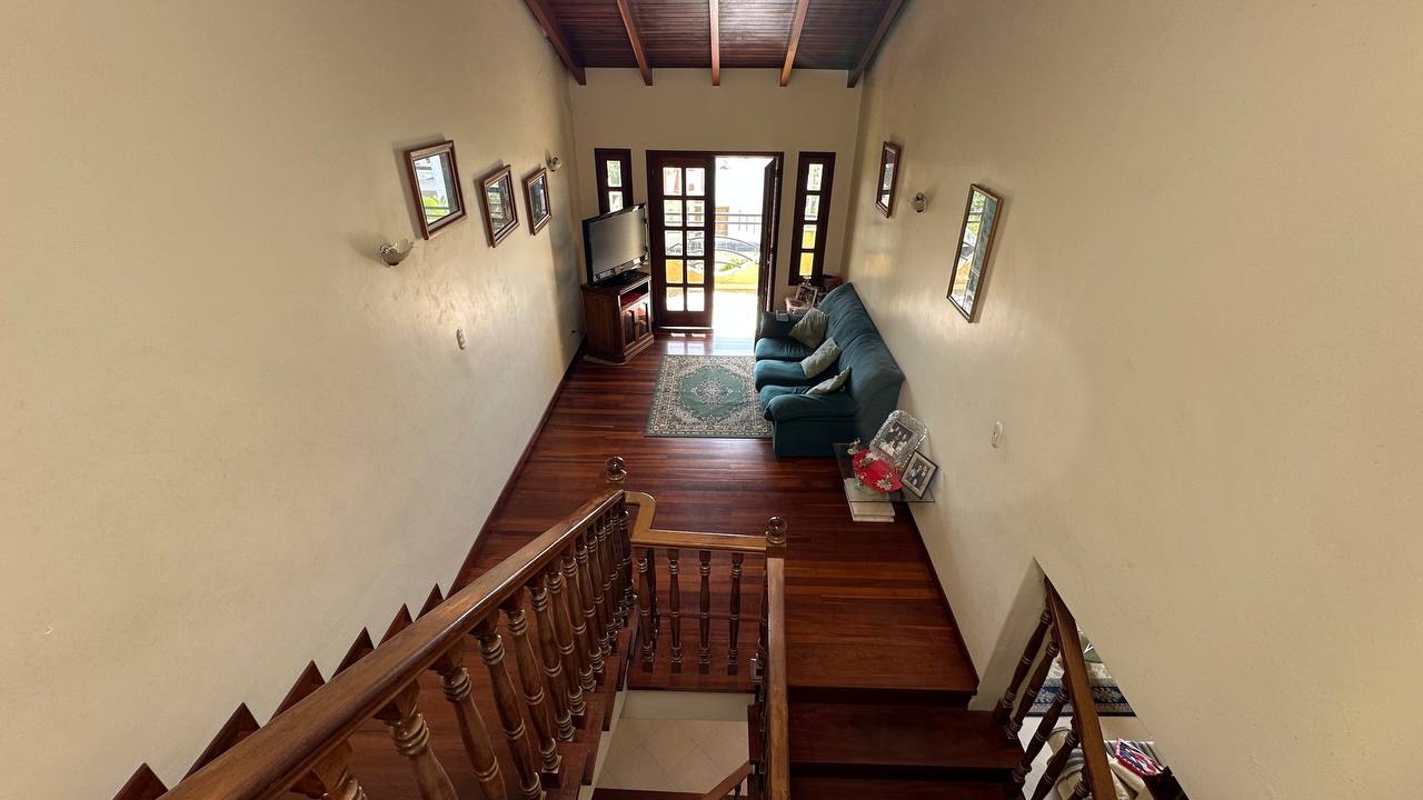 San Antonio-Casa-Areas Casa en Venta en Club de Campo, San Antonio de Los Altos – 704m², 6 Habitaciones, 3 Baños y 4 Puestos de Estacionamiento
