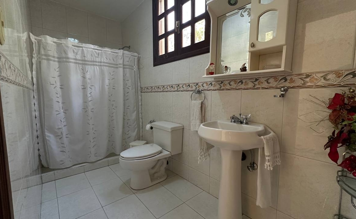 Casa en Venta en Club de Campo, San Antonio de Los Altos – 704m², 6 Habitaciones, 3 Baños y 4 Puestos de Estacionamiento