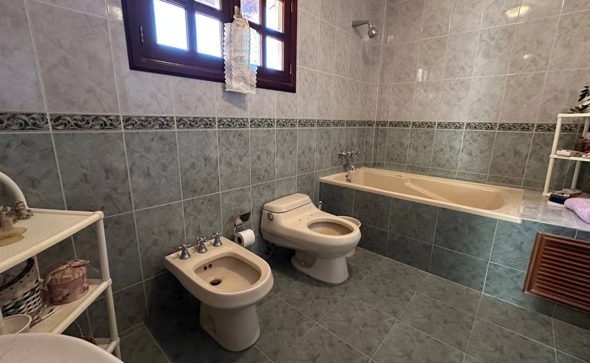 Casa en Venta en Club de Campo, San Antonio de Los Altos – 704m², 6 Habitaciones, 3 Baños y 4 Puestos de Estacionamiento