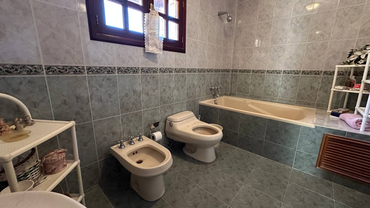 San Antonio-Casa-Baño (3) Casa en Venta en Club de Campo, San Antonio de Los Altos – 704m², 6 Habitaciones, 3 Baños y 4 Puestos de Estacionamiento