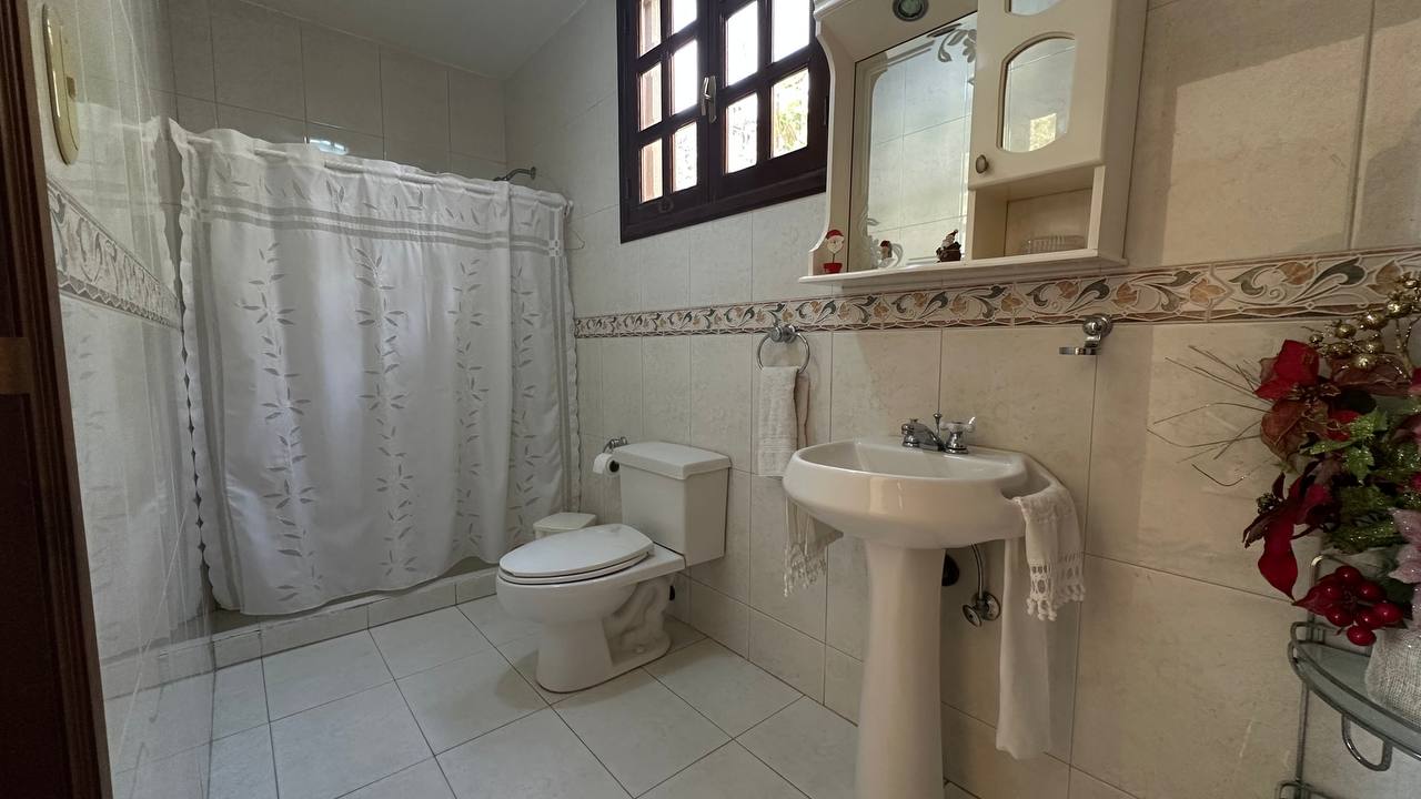 San Antonio-Casa-Baño Casa en Venta en Club de Campo, San Antonio de Los Altos – 704m², 6 Habitaciones, 3 Baños y 4 Puestos de Estacionamiento
