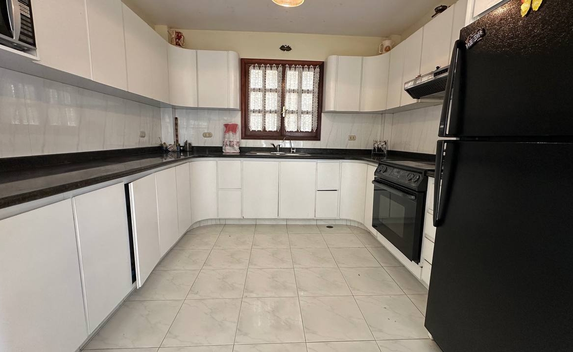 Casa en Venta en Club de Campo, San Antonio de Los Altos – 704m², 6 Habitaciones, 3 Baños y 4 Puestos de Estacionamiento