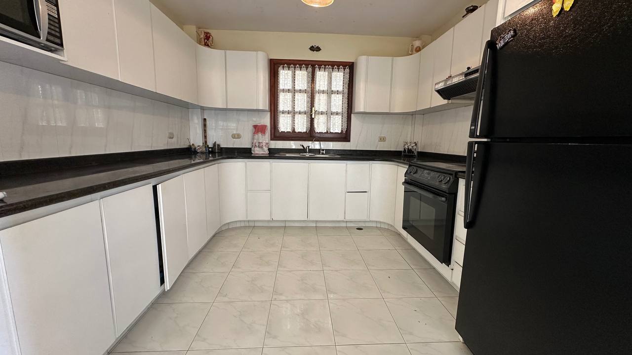 San Antonio-Casa-Cocina Casa en Venta en Club de Campo, San Antonio de Los Altos – 704m², 6 Habitaciones, 3 Baños y 4 Puestos de Estacionamiento