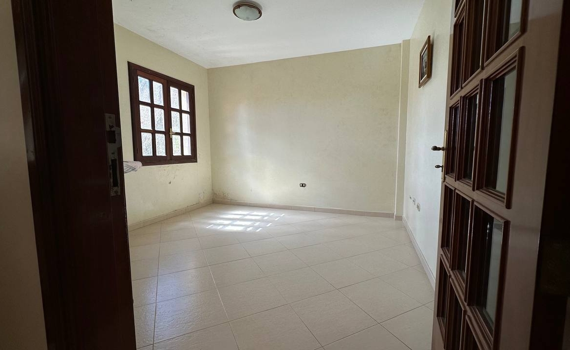 Casa en Venta en Club de Campo, San Antonio de Los Altos – 704m², 6 Habitaciones, 3 Baños y 4 Puestos de Estacionamiento