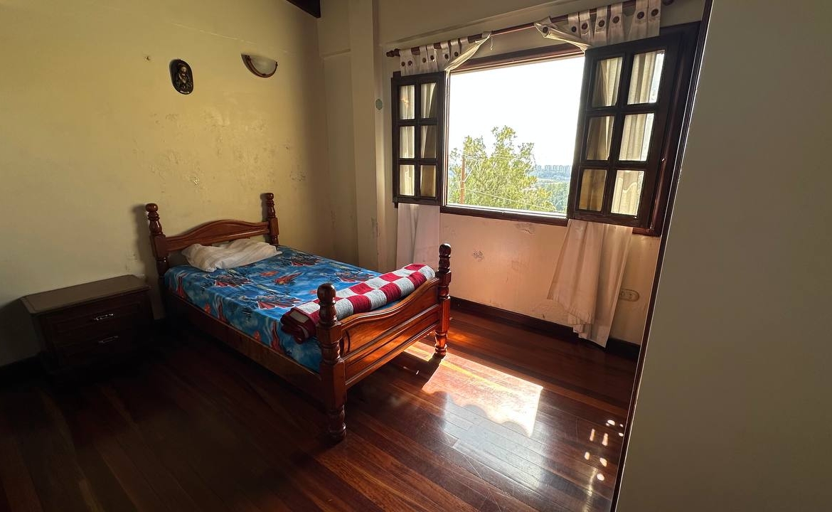 Casa en Venta en Club de Campo, San Antonio de Los Altos – 704m², 6 Habitaciones, 3 Baños y 4 Puestos de Estacionamiento