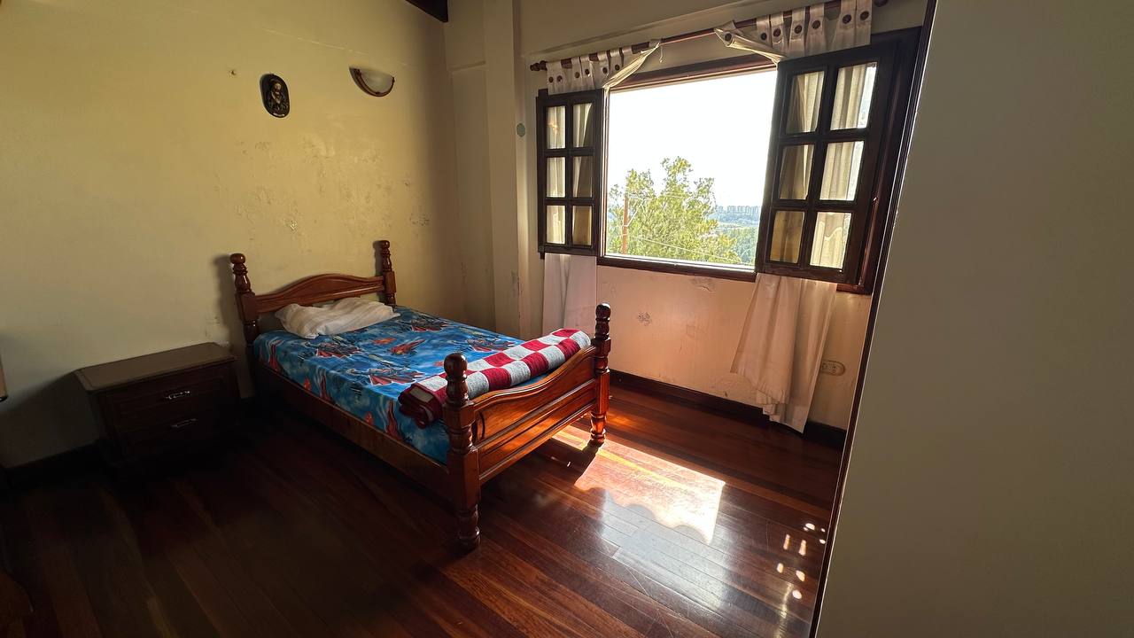 San Antonio-Casa-Dormitorio (2) Casa en Venta en Club de Campo, San Antonio de Los Altos – 704m², 6 Habitaciones, 3 Baños y 4 Puestos de Estacionamiento
