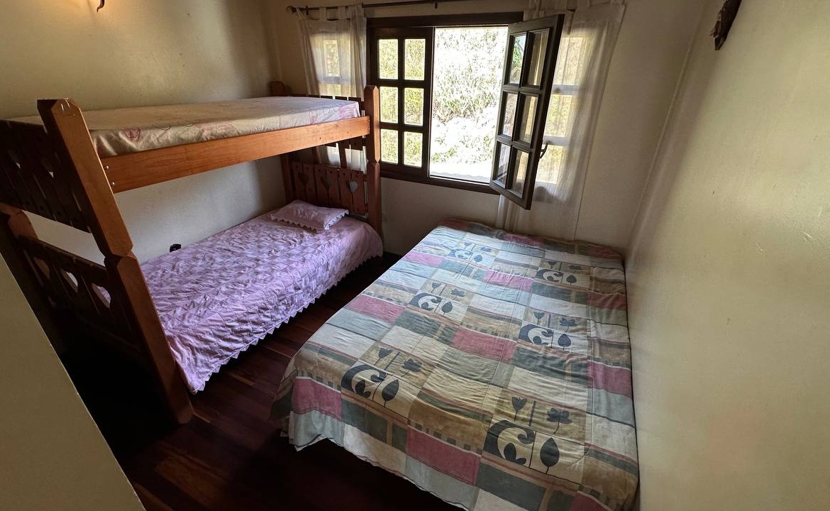 Casa en Venta en Club de Campo, San Antonio de Los Altos – 704m², 6 Habitaciones, 3 Baños y 4 Puestos de Estacionamiento